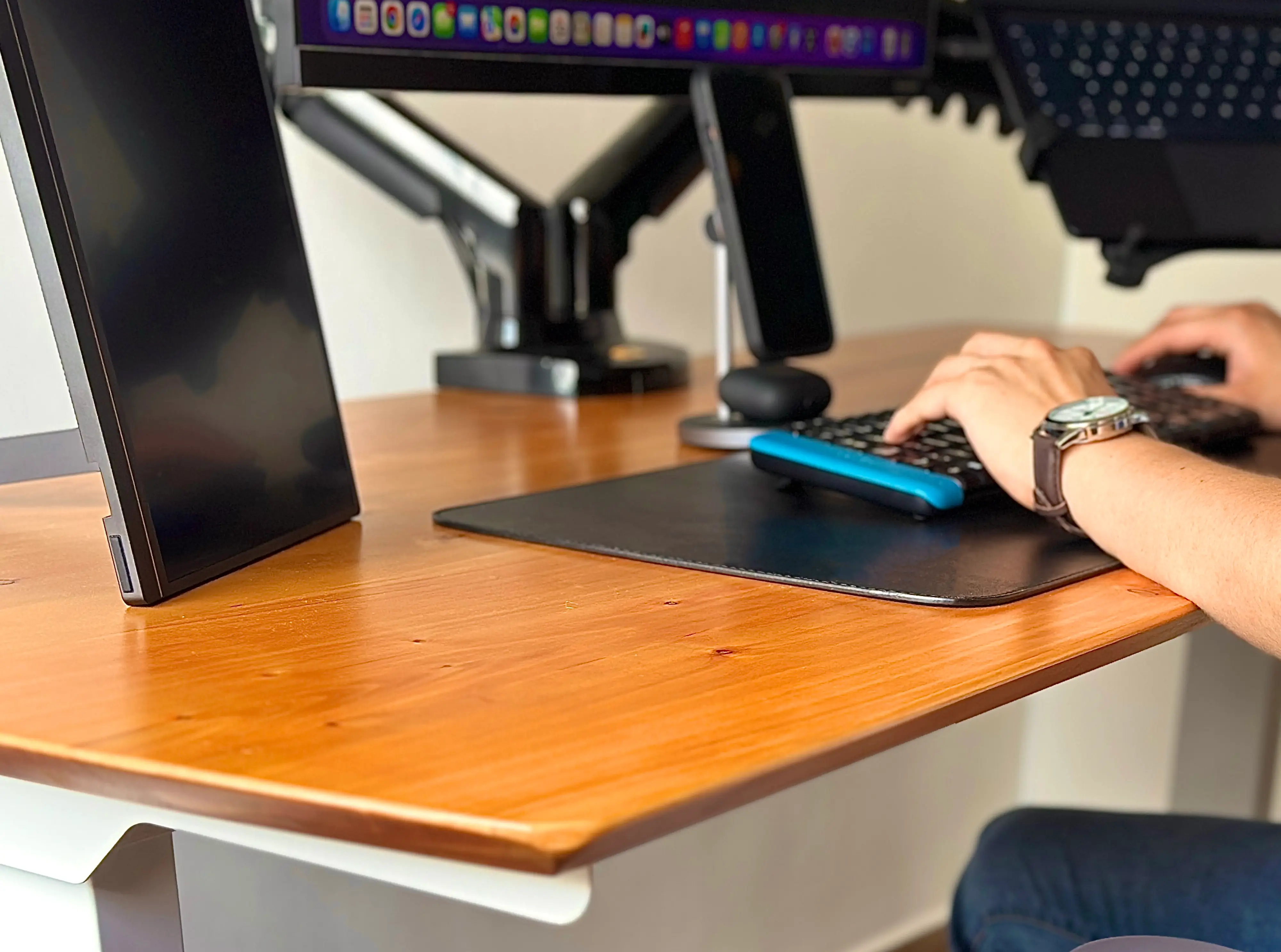 Escritorio de madera natural de pino ciprés en espacio de trabajo moderno